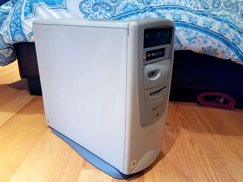 Illustration for article titled Windows XP gaming rig - ugly AF